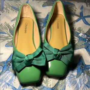 Chic Green Loafers with Bow Accent